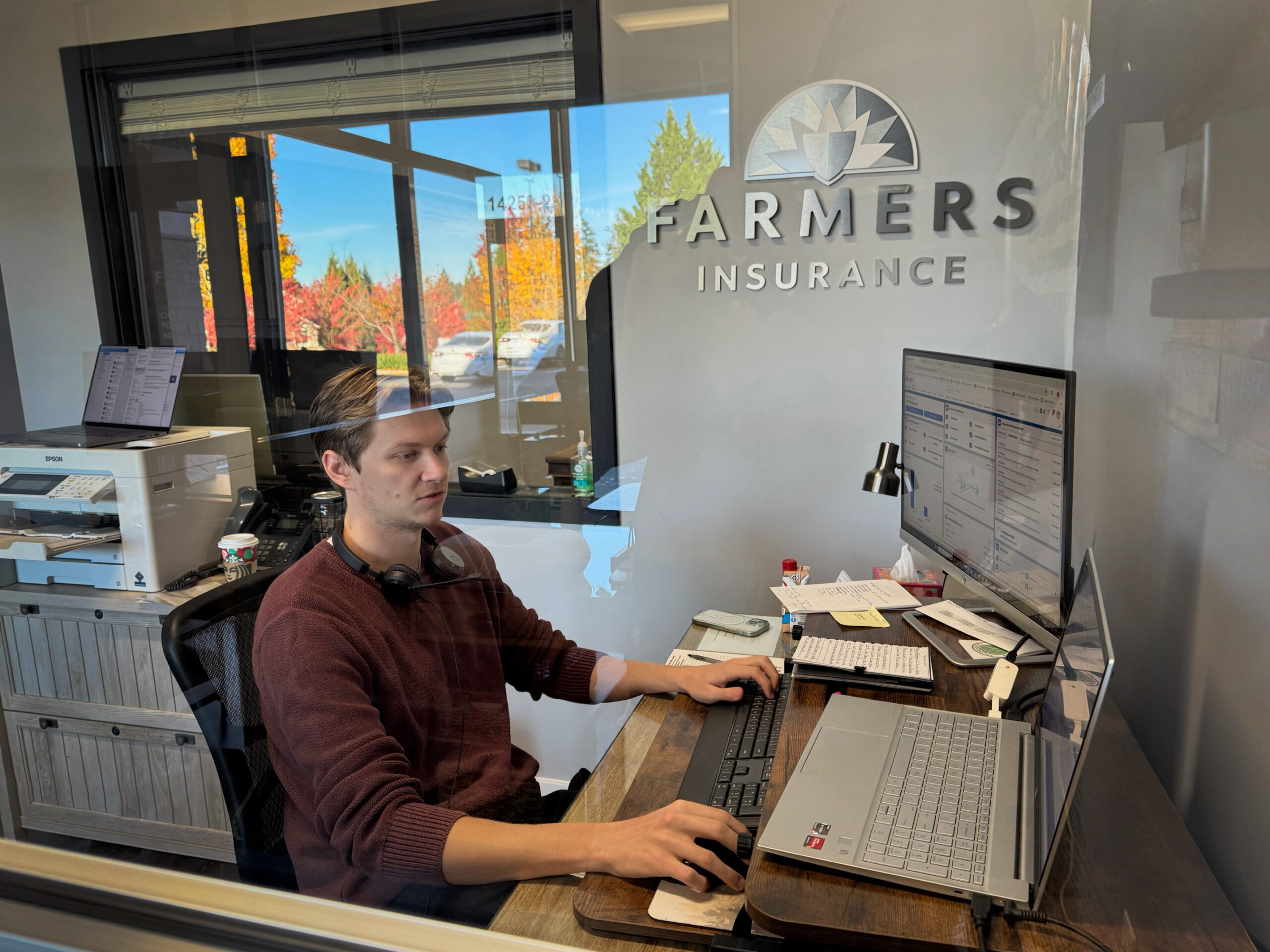 Farmers Agent Nolan Byrd Farmers Agent Nolan Byrd uses the new Alta Quoting platform at his Portland, Ore., office.
